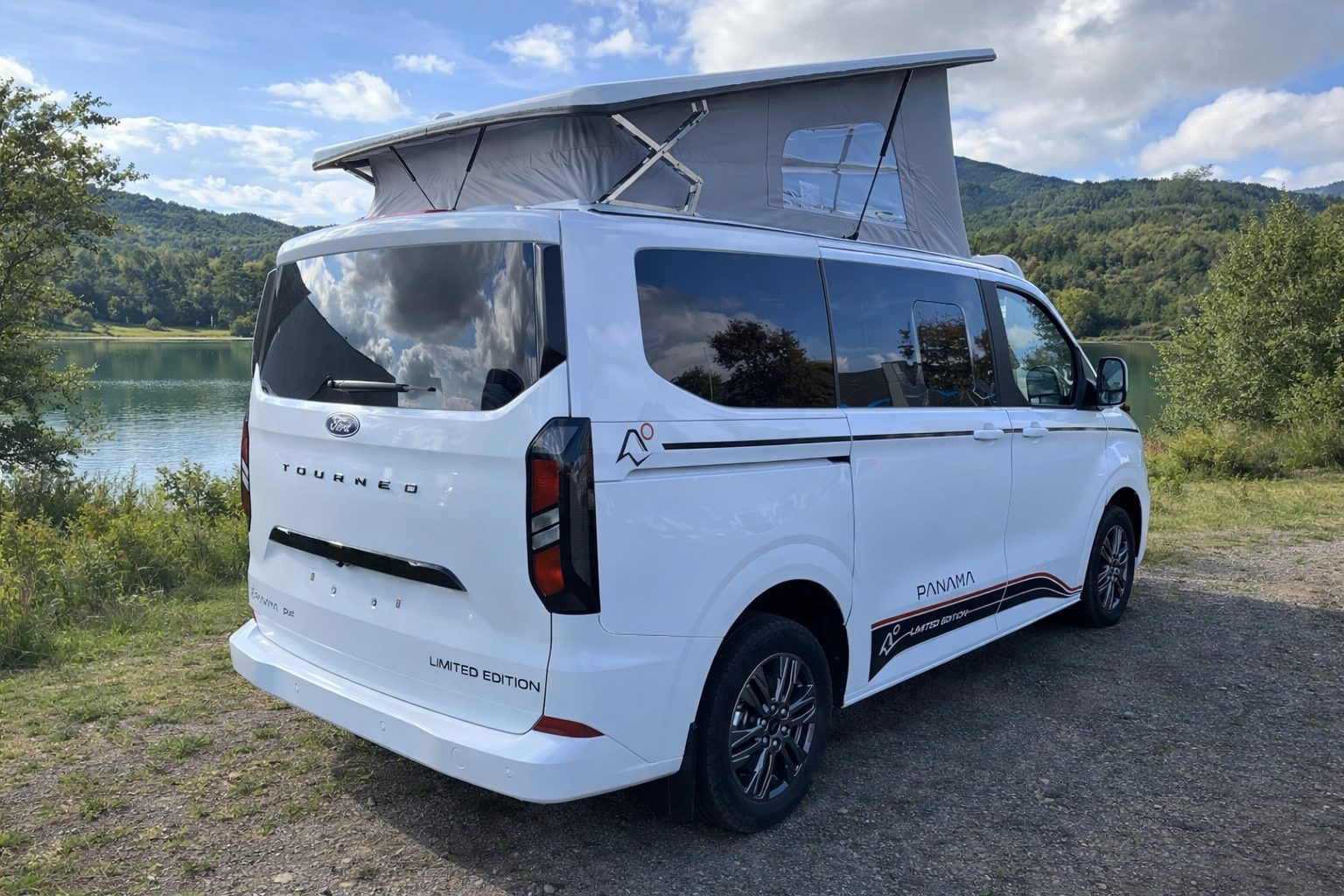 Gigi, Ford Tourneo Custom Panama, vue arrière, toit relevable ouvert