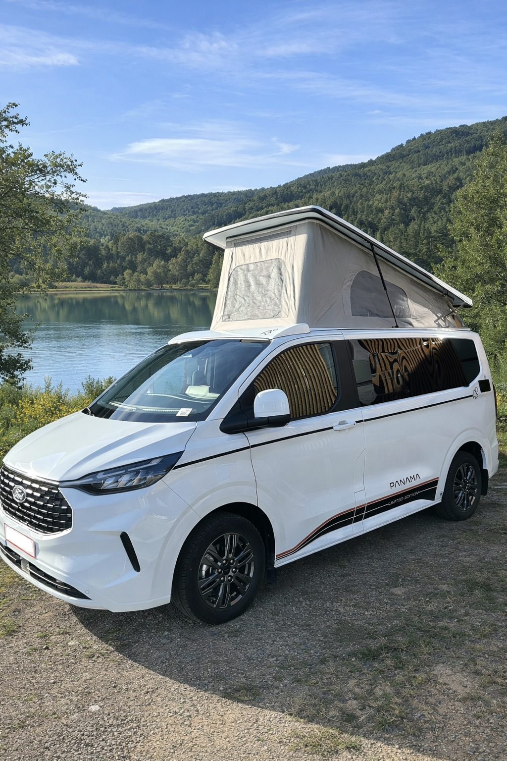 Gigi, Ford Tourneo Custom Panama, toit relevable ouvert au bord du lac